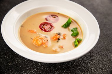 Tom Kha karides çorbası, hindistan cevizi sütü, miso macunu lezzetli deniz ürünleri aperatifleri taze lezzetli gurme yemek arkaplanı masa rustik yemekler üst görünüm fotokopi alanı pesseeter diyeti