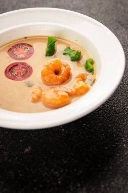 Tom Kha karides çorbası, hindistan cevizi sütü, miso macunu lezzetli deniz ürünleri aperatifleri taze lezzetli gurme yemek arkaplanı masa rustik yemekler üst görünüm fotokopi alanı pesseeter diyeti