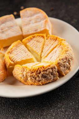 Peynir tabağı Camembert, Brie, Munster Fransız peyniri Lezzetli çerez Taze lezzetli gurme yemek arkaplanı Masanın üzerinde rustik gıda üst görünümü fotokopi alanı