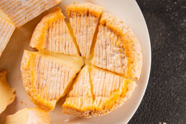 Peynir tabağı Camembert, Brie, Munster Fransız peyniri Lezzetli çerez Taze lezzetli gurme yemek arkaplanı Masanın üzerinde rustik gıda üst görünümü fotokopi alanı