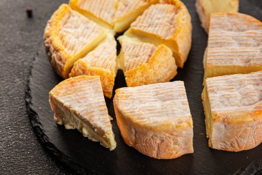 Peynir tabağı Camembert, Brie, Munster Fransız peyniri Lezzetli çerez Taze lezzetli gurme yemek arkaplanı Masanın üzerinde rustik gıda üst görünümü fotokopi alanı