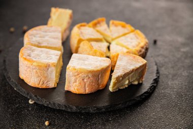 Peynir tabağı Camembert, Brie, Munster Fransız peyniri Lezzetli çerez Taze lezzetli gurme yemek arkaplanı Masanın üzerinde rustik gıda üst görünümü fotokopi alanı