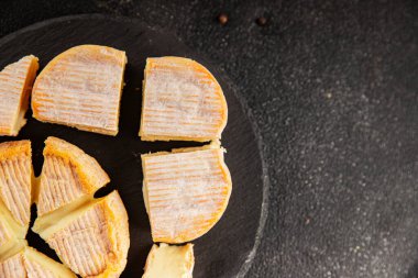 Peynir tabağı Camembert, Brie, Munster Fransız peyniri Lezzetli çerez Taze lezzetli gurme yemek arkaplanı Masanın üzerinde rustik gıda üst görünümü fotokopi alanı