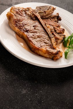 Biftek, biftek, biftek, biftek, lezzetli aperatif, lezzetli gurme yemek arka planı, masa sade yemekler, fotokopi odası.