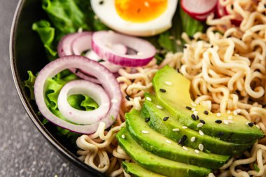 Vejetaryen erişte kasesi avokado, erişte, yumurta, sebze lezzetli aperatif lezzetli lezzetli gurme yemek arkaplan masa üzerinde rustik gıda fotokopi alanı keto ve paleo diyet vejetaryen gıda