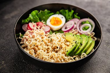 Vejetaryen erişte kasesi avokado, erişte, yumurta, sebze lezzetli aperatif lezzetli lezzetli gurme yemek arkaplan masa üzerinde rustik gıda fotokopi alanı keto ve paleo diyet vejetaryen gıda