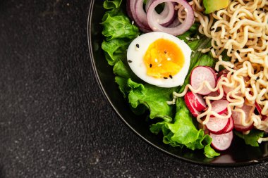 Vejetaryen erişte kasesi avokado, erişte, yumurta, sebze lezzetli aperatif lezzetli lezzetli gurme yemek arkaplan masa üzerinde rustik gıda fotokopi alanı keto ve paleo diyet vejetaryen gıda