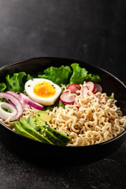 Vejetaryen erişte kasesi avokado, erişte, yumurta, sebze lezzetli aperatif lezzetli lezzetli gurme yemek arkaplan masa üzerinde rustik gıda fotokopi alanı keto ve paleo diyet vejetaryen gıda