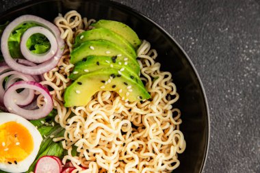 Vejetaryen erişte kasesi avokado, erişte, yumurta, sebze lezzetli aperatif lezzetli lezzetli gurme yemek arkaplan masa üzerinde rustik gıda fotokopi alanı keto ve paleo diyet vejetaryen gıda