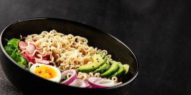 Vejetaryen erişte kasesi avokado, erişte, yumurta, sebze lezzetli aperatif lezzetli lezzetli gurme yemek arkaplan masa üzerinde rustik gıda fotokopi alanı keto ve paleo diyet vejetaryen gıda