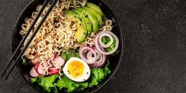 Vejetaryen erişte kasesi avokado, erişte, yumurta, sebze lezzetli aperatif lezzetli lezzetli gurme yemek arkaplan masa üzerinde rustik gıda fotokopi alanı keto ve paleo diyet vejetaryen gıda