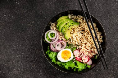 Vejetaryen erişte kasesi avokado, erişte, yumurta, sebze lezzetli aperatif lezzetli lezzetli gurme yemek arkaplan masa üzerinde rustik gıda fotokopi alanı keto ve paleo diyet vejetaryen gıda