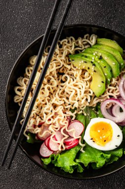 Vejetaryen erişte kasesi avokado, erişte, yumurta, sebze lezzetli aperatif lezzetli lezzetli gurme yemek arkaplan masa üzerinde rustik gıda fotokopi alanı keto ve paleo diyet vejetaryen gıda