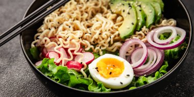 Vejetaryen erişte kasesi avokado, erişte, yumurta, sebze lezzetli aperatif lezzetli lezzetli gurme yemek arkaplan masa üzerinde rustik gıda fotokopi alanı keto ve paleo diyet vejetaryen gıda