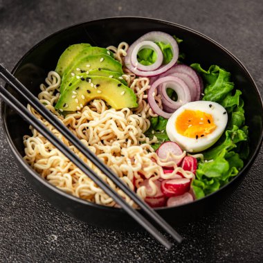 Vejetaryen erişte kasesi avokado, erişte, yumurta, sebze lezzetli aperatif lezzetli lezzetli gurme yemek arkaplan masa üzerinde rustik gıda fotokopi alanı keto ve paleo diyet vejetaryen gıda