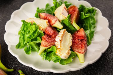 Salata inciri, yumuşak peynir, yeşil yaprak marul lezzetli aperatif lezzetli lezzetli gurme yemek arkaplan masa üzerinde rustik gıda üst görünüm fotokopi alanı keto ve paleo diyet vejetaryen gıda