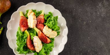 Salata inciri, yumuşak peynir, yeşil yaprak marul lezzetli aperatif lezzetli lezzetli gurme yemek arkaplan masa üzerinde rustik gıda üst görünüm fotokopi alanı keto ve paleo diyet vejetaryen gıda