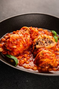 Doldurulmuş lahana sosu, fasulye eti, lahana, taze lezzetli gurme yemek arkaplanı kırsal yiyecekler, fotokopi alanı.