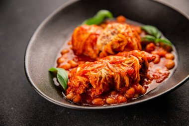 Doldurulmuş lahana sosu, fasulye eti, lahana, taze lezzetli gurme yemek arkaplanı kırsal yiyecekler, fotokopi alanı.