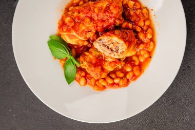 Doldurulmuş lahana sosu, fasulye eti, lahana, taze lezzetli gurme yemek arkaplanı kırsal yiyecekler, fotokopi alanı.