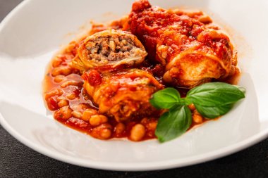 Doldurulmuş lahana sosu, fasulye eti, lahana, taze lezzetli gurme yemek arkaplanı kırsal yiyecekler, fotokopi alanı.