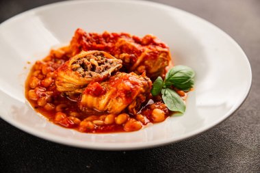 Doldurulmuş lahana sosu, fasulye eti, lahana, taze lezzetli gurme yemek arkaplanı kırsal yiyecekler, fotokopi alanı.