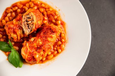 Doldurulmuş lahana sosu, fasulye eti, lahana, taze lezzetli gurme yemek arkaplanı kırsal yiyecekler, fotokopi alanı.