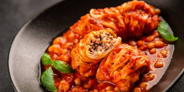 Doldurulmuş lahana sosu, fasulye eti, lahana, taze lezzetli gurme yemek arkaplanı kırsal yiyecekler, fotokopi alanı.