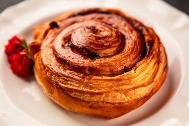 Kuru üzümlü çörek tatlı puf börek taze lezzetli gurme yemek arkaplanı masa kırsal yiyeceklerin üst görünümü fotokopi alanı