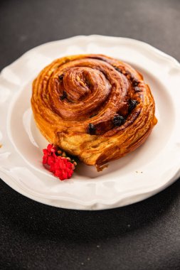 Kuru üzümlü çörek tatlı puf börek taze lezzetli gurme yemek arkaplanı masa kırsal yiyeceklerin üst görünümü fotokopi alanı