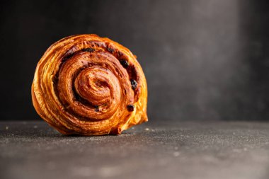 Kuru üzümlü çörek tatlı puf börek taze lezzetli gurme yemek arkaplanı masa kırsal yiyeceklerin üst görünümü fotokopi alanı