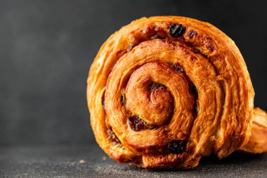 Kuru üzümlü çörek tatlı puf börek taze lezzetli gurme yemek arkaplanı masa kırsal yiyeceklerin üst görünümü fotokopi alanı