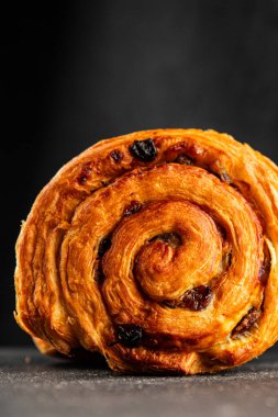 Kuru üzümlü çörek tatlı puf börek taze lezzetli gurme yemek arkaplanı masa kırsal yiyeceklerin üst görünümü fotokopi alanı