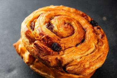 Kuru üzümlü çörek tatlı puf börek taze lezzetli gurme yemek arkaplanı masa kırsal yiyeceklerin üst görünümü fotokopi alanı