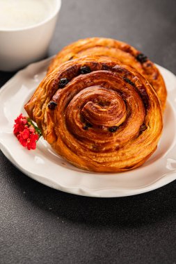Kuru üzümlü çörek tatlı puf börek taze lezzetli gurme yemek arkaplanı masa kırsal yiyeceklerin üst görünümü fotokopi alanı