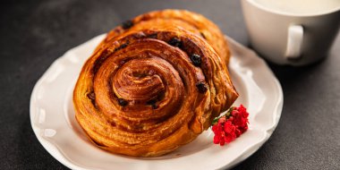 Kuru üzümlü çörek tatlı puf börek taze lezzetli gurme yemek arkaplanı masa kırsal yiyeceklerin üst görünümü fotokopi alanı