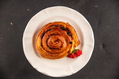 Kuru üzümlü çörek tatlı puf börek taze lezzetli gurme yemek arkaplanı masa kırsal yiyeceklerin üst görünümü fotokopi alanı