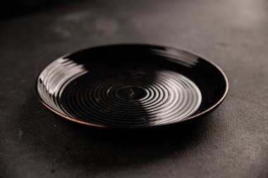 Tabak siyah sofra takımı boş yemek takımı tabakları servis etmeye hazır sofra arkasında yemek seramik tabağı servis etmeye hazır.