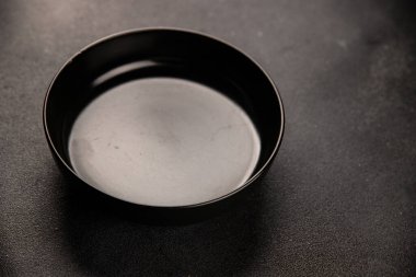 Tabak siyah sofra takımı boş yemek takımı tabakları servis etmeye hazır sofra arkasında yemek seramik tabağı servis etmeye hazır.