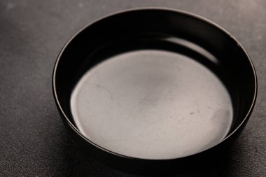 Tabak siyah sofra takımı boş yemek takımı tabakları servis etmeye hazır sofra arkasında yemek seramik tabağı servis etmeye hazır.