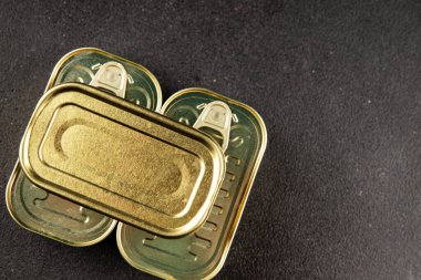 Konserve balık veya et, konserve sebze konservesi taze lezzetli gurme yemek arkaplanı masa kırsal gıdalar üst görünüm alanı kopyalayabilir mi?