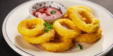 Colmar halkaları kızarmış yiyecek fast food çıtır çıtır aperatif taze lezzetli gurme yemek arkaplanı masa rustik gıda üst görünümü fotokopi alanı üzerinde