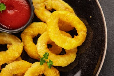 Colmar halkaları kızarmış yiyecek fast food çıtır çıtır aperatif taze lezzetli gurme yemek arkaplanı masa rustik gıda üst görünümü fotokopi alanı üzerinde
