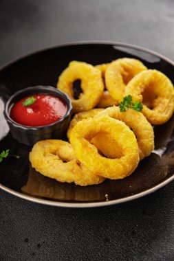 Colmar halkaları kızarmış yiyecek fast food çıtır çıtır aperatif taze lezzetli gurme yemek arkaplanı masa rustik gıda üst görünümü fotokopi alanı üzerinde