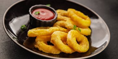 Colmar halkaları kızarmış yiyecek fast food çıtır çıtır aperatif taze lezzetli gurme yemek arkaplanı masa rustik gıda üst görünümü fotokopi alanı üzerinde