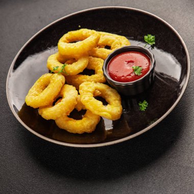 Colmar halkaları kızarmış yiyecek fast food çıtır çıtır aperatif taze lezzetli gurme yemek arkaplanı masa rustik gıda üst görünümü fotokopi alanı üzerinde