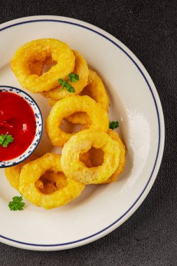 Colmar halkaları kızarmış yiyecek fast food çıtır çıtır aperatif taze lezzetli gurme yemek arkaplanı masa rustik gıda üst görünümü fotokopi alanı üzerinde