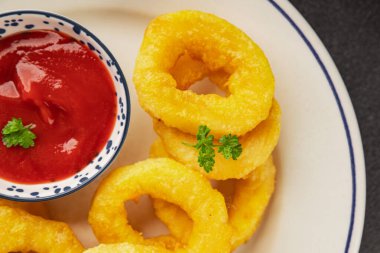 Colmar halkaları kızarmış yiyecek fast food çıtır çıtır aperatif taze lezzetli gurme yemek arkaplanı masa rustik gıda üst görünümü fotokopi alanı üzerinde