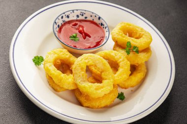 Colmar halkaları kızarmış yiyecek fast food çıtır çıtır aperatif taze lezzetli gurme yemek arkaplanı masa rustik gıda üst görünümü fotokopi alanı üzerinde