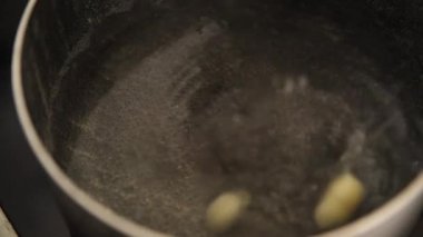 Gnocchi çiğ patates hamuru aperatifi taze lezzetli gurme yemek arkaplanı masa üzerinde rustik gıda üst görünüm fotokopi uzay vejetaryen gıda
